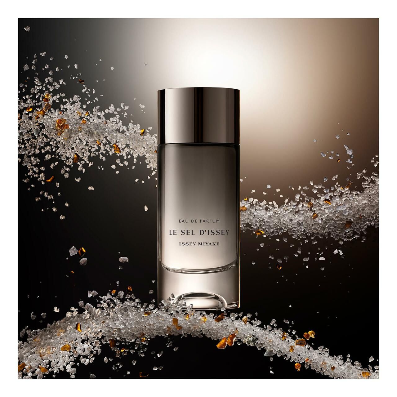 Parfumfles omringd door zout. Opschrift: Eau de Parfum, Le Sel d'Issey, Issey Miyake.