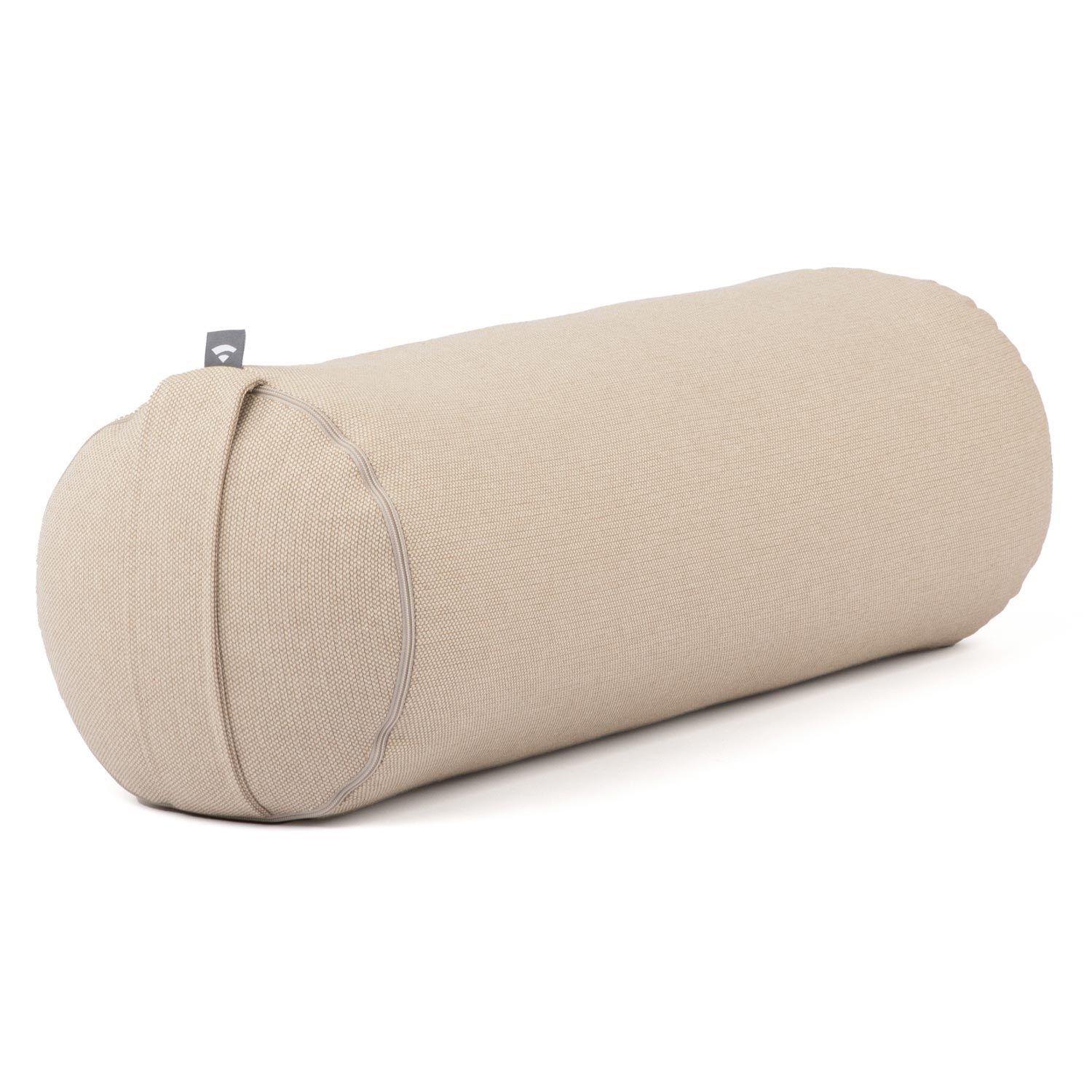 Beige yoga bolster, cilindrisch. Stoffen hoes met naad. Klein label aan het uiteinde. Op witte achtergrond.