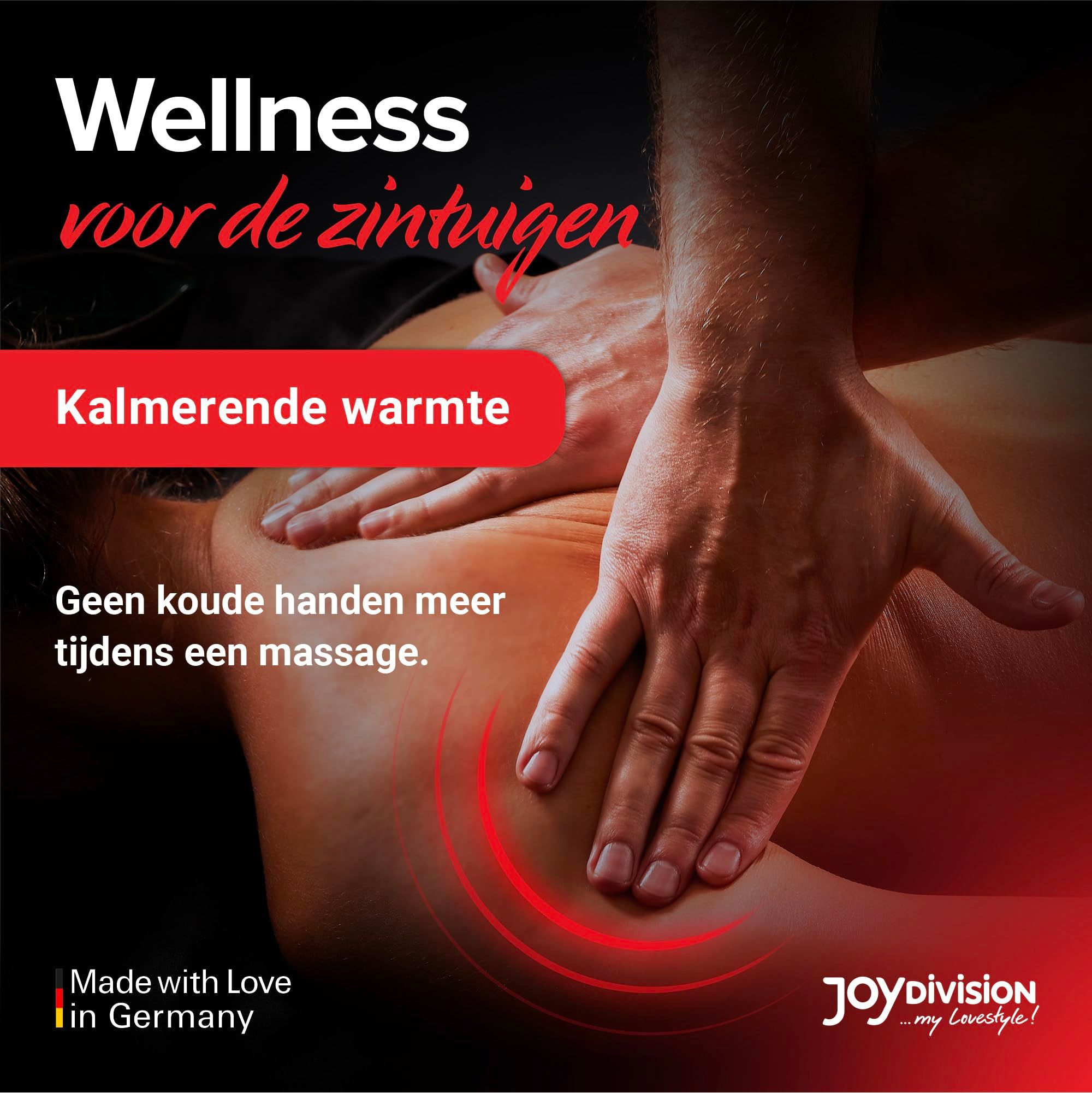 Fles met rode massageolie met aardbeienprint en aardbeien.