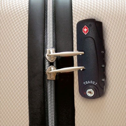 Close-up van een zwart TSA-slot met rood diamant-symbool. Cijfercombinatie en sleutelgat.