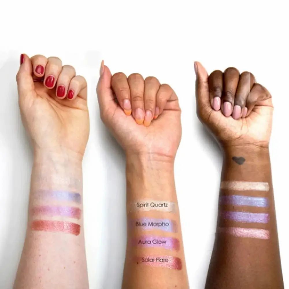 Drie armen met oogschaduwstalen. Opschriften: Spirit Quartz, Blue Morpho, Aura Glow, Solar Flare.