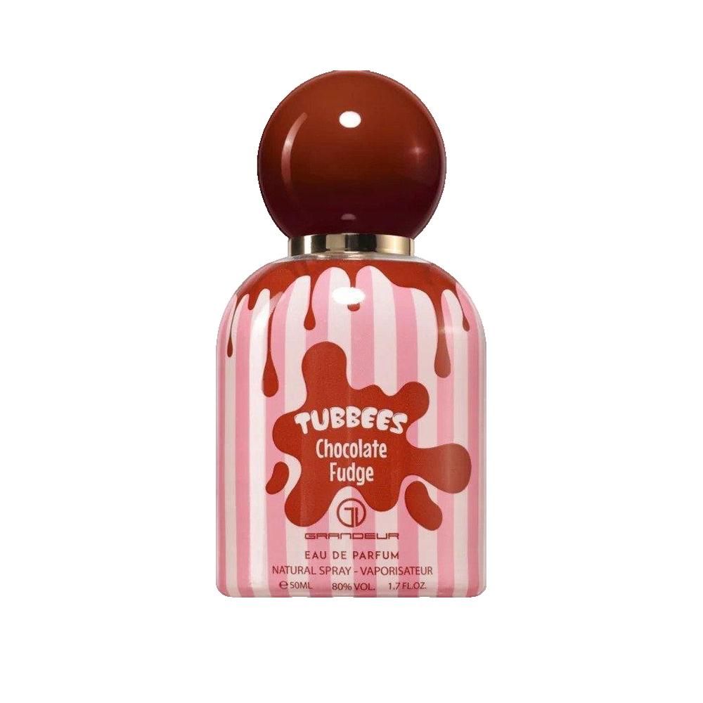 Flacon de parfum rayé rose avec impression Fudge au chocolat. Bouchon marron. Texte: Tubbees Chocolate Fudge, Eau de Parfum.