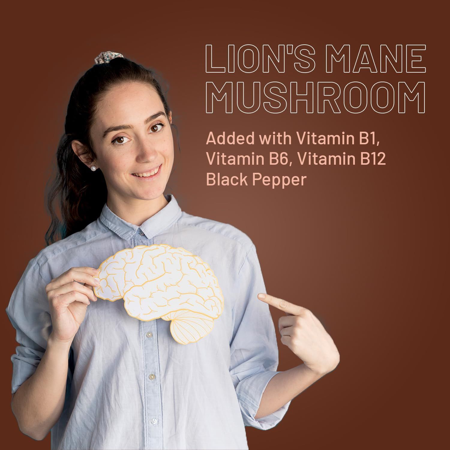 Une femme tient un modèle de cerveau. Texte : Lion's Mane Mushroom, vitamine B1, B6, B12, poivre noir.