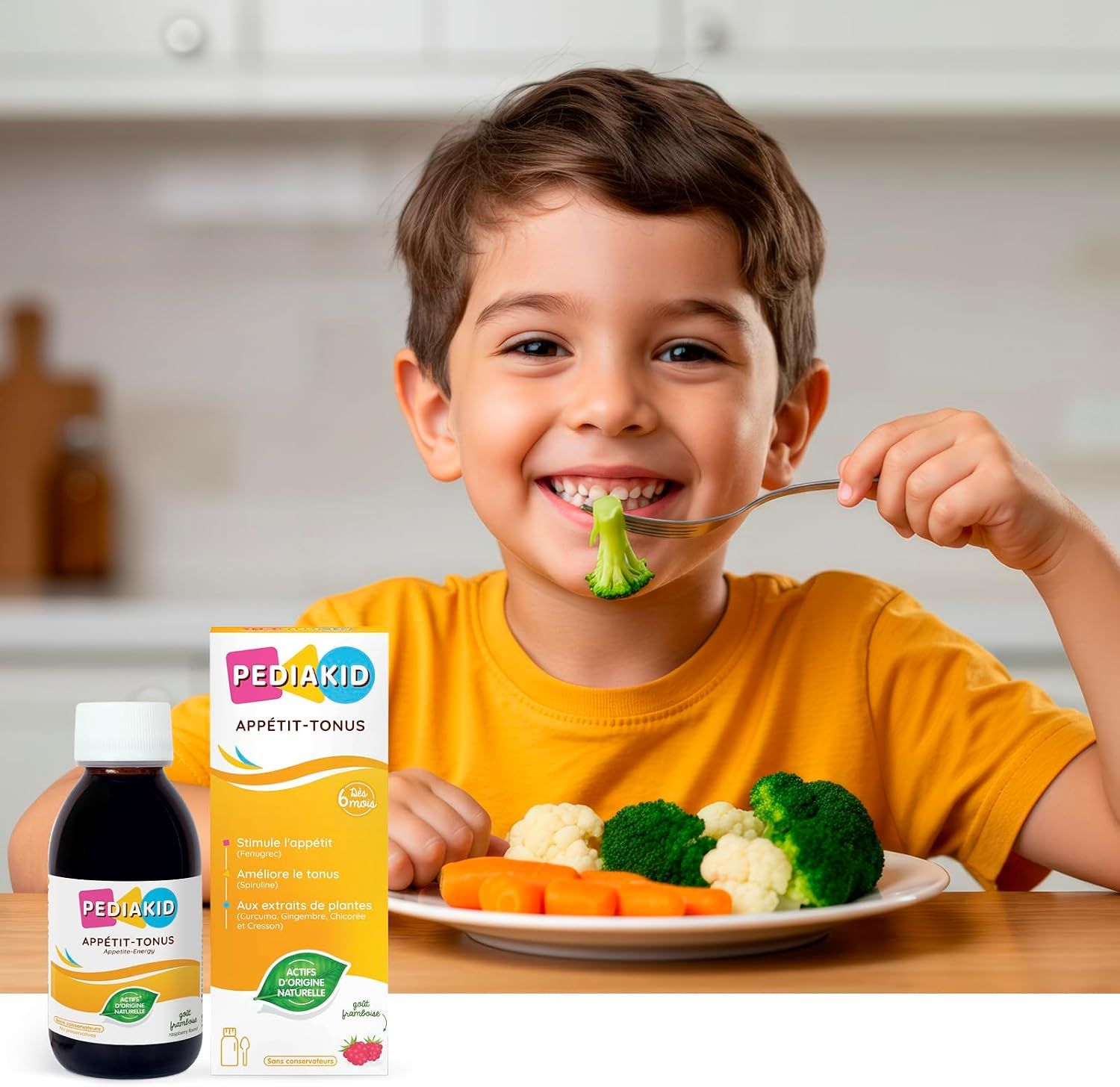 Enfant mangeant des légumes à côté de la bouteille et boîte PEDIAKID® Appetit.