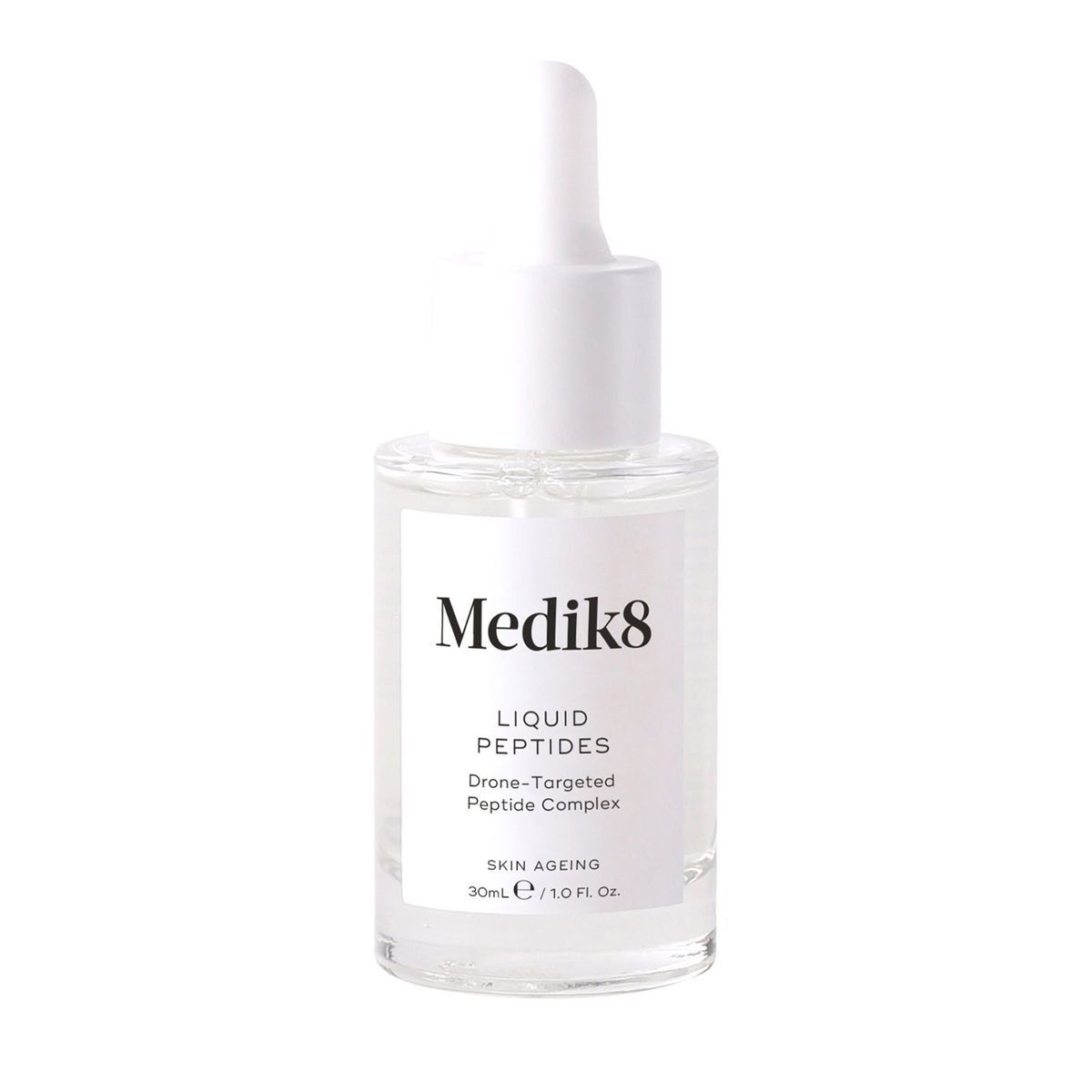 Flacon en verre transparent avec bouchon blanc et pipette. Inscription Medik8 Liquid Peptides. 30ml.
