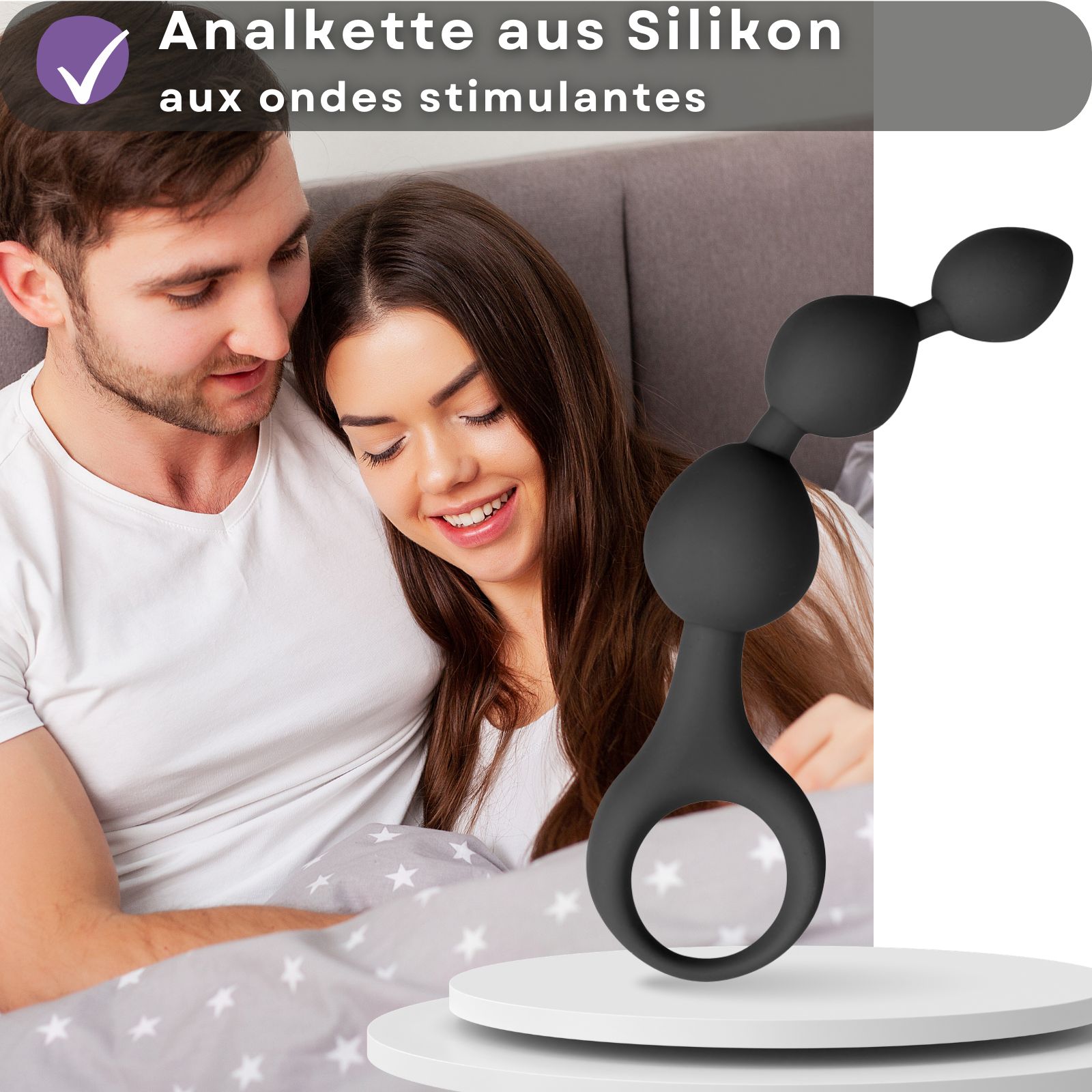 Perles anales en silicone, 3 boules. Couple au lit. Texte: Perles anales en silicone.