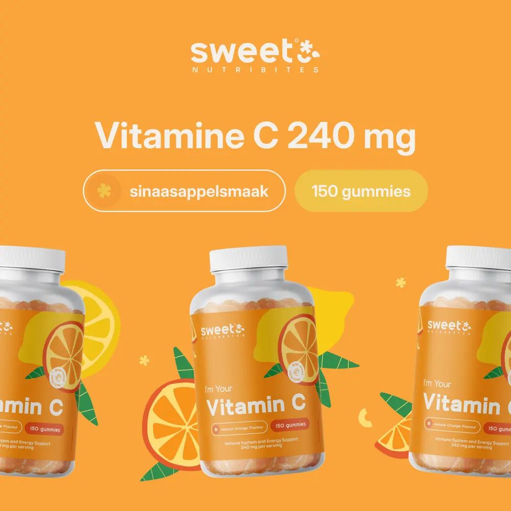 Drie flessen vitamine C gummies. Tekst: Vitamine C 240 mg, sinaasappelsmaak, 150 gummies. Sinaasappel- en citroenillustraties.