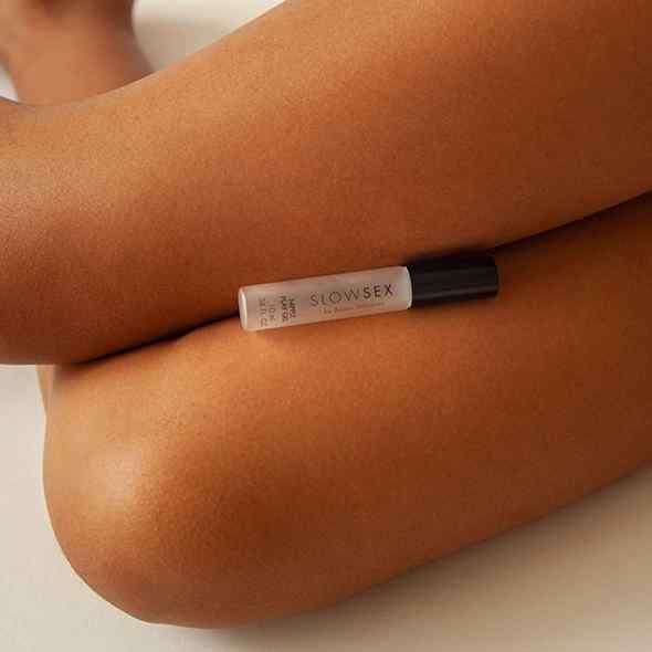 Gel transparent à bouchon noir sur des cuisses. Inscription : SLOW SEX, Nipple Play Gel, 10 ml.