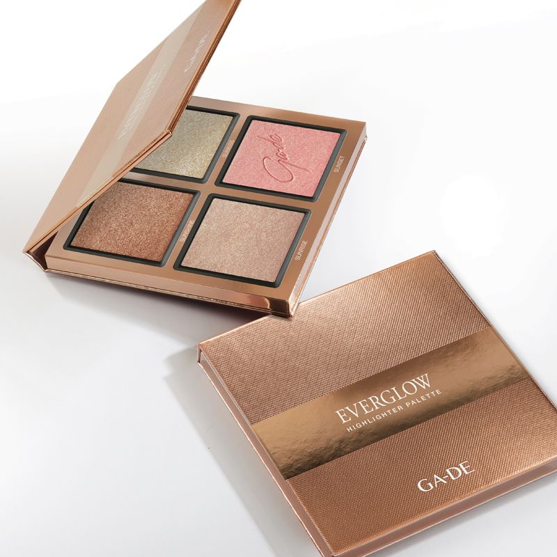 Palette illuminatrice Ga-De Everglow. Palette ouverte et emballage séparé. Quatre teintes d'highlighter dans des godets carrés. Nom de la marque sur l'emballage.