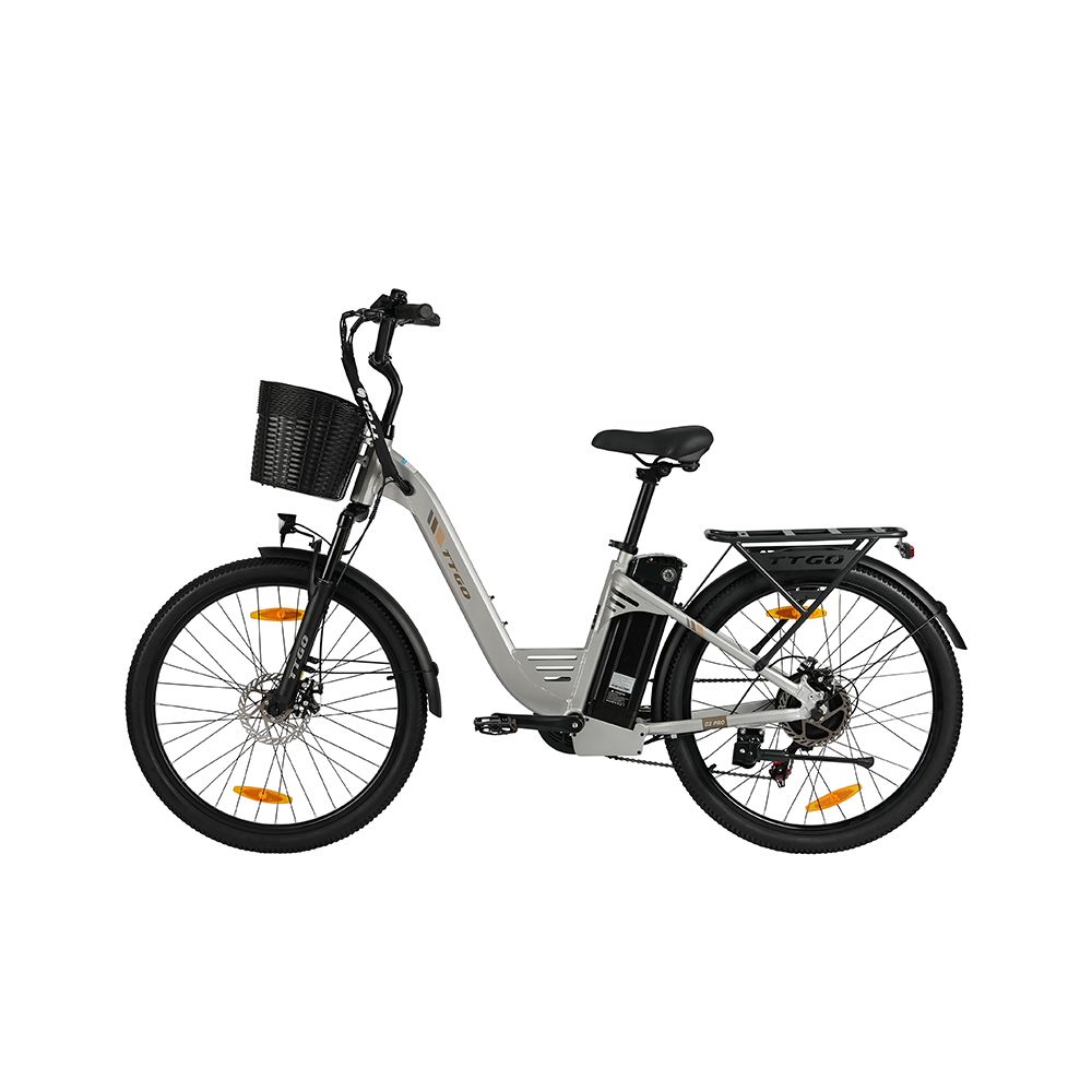 Vélo électrique gris avec panier noir, porte-bagages et garde-boue. Réflecteurs jaunes sur les roues.