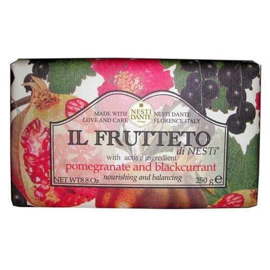 Verpakte zeep. Opschrift: Il Frutteto di Nesti, granaatappel & zwarte bes. Gewicht: 250 g. Actieve ingrediënten en info.