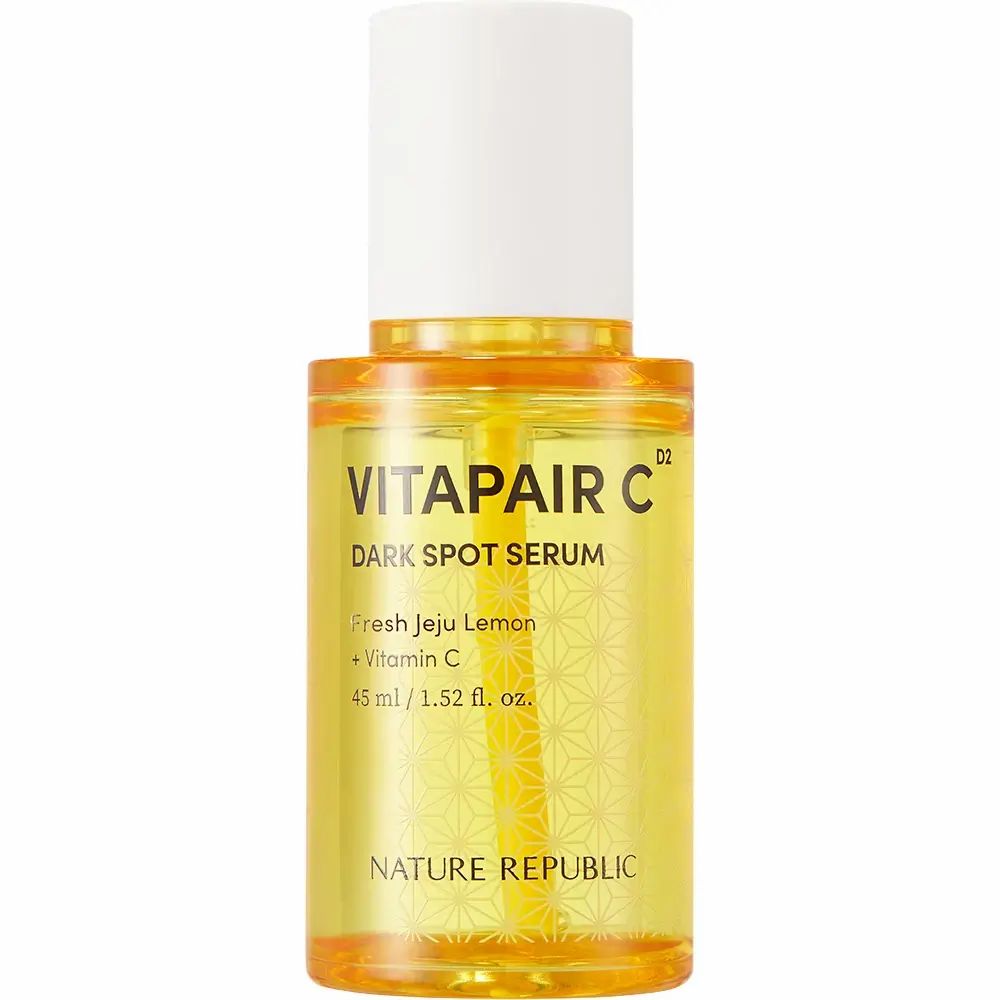 Geelachtige serumfles met witte dop. Opschrift: VITAPAIR C, Dark Spot Serum, NATURE REPUBLIC.