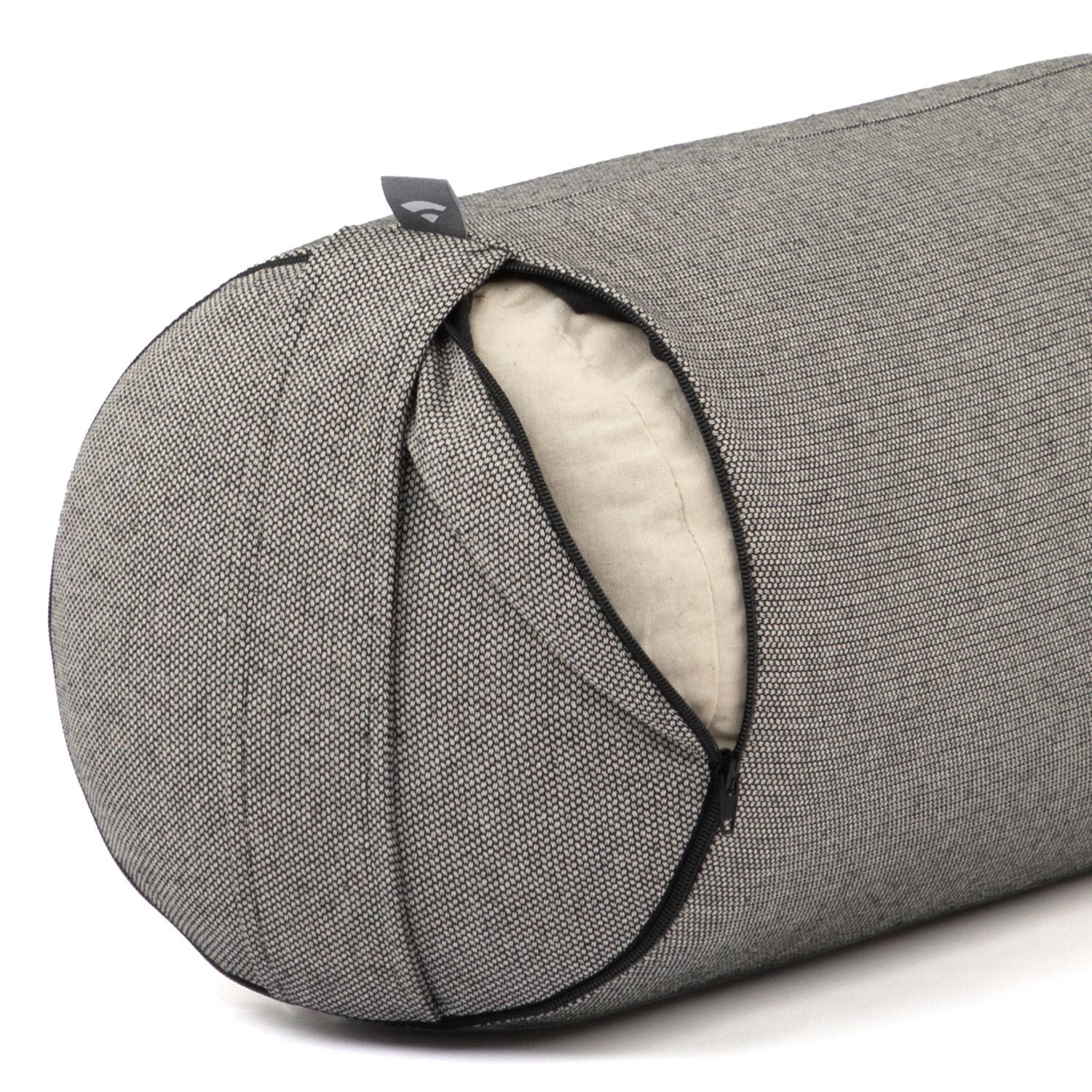 Close-up van een grijze yoga bolster. Ritssluiting toont licht binnenkussen. Textuur van de stof zichtbaar.