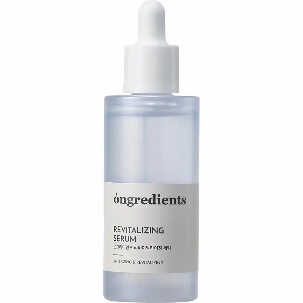 ONGREDIENTS Revitalizing Serum. Transparante fles met witte dop en pipet. Label met productnaam en tekst.