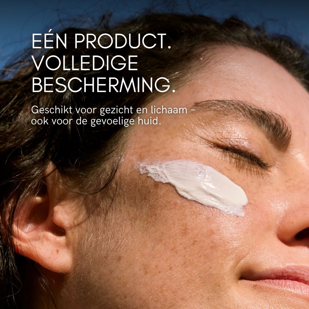 Zonnecrème aangebracht op hand. Zonder parabenen, siliconen, microplastics.