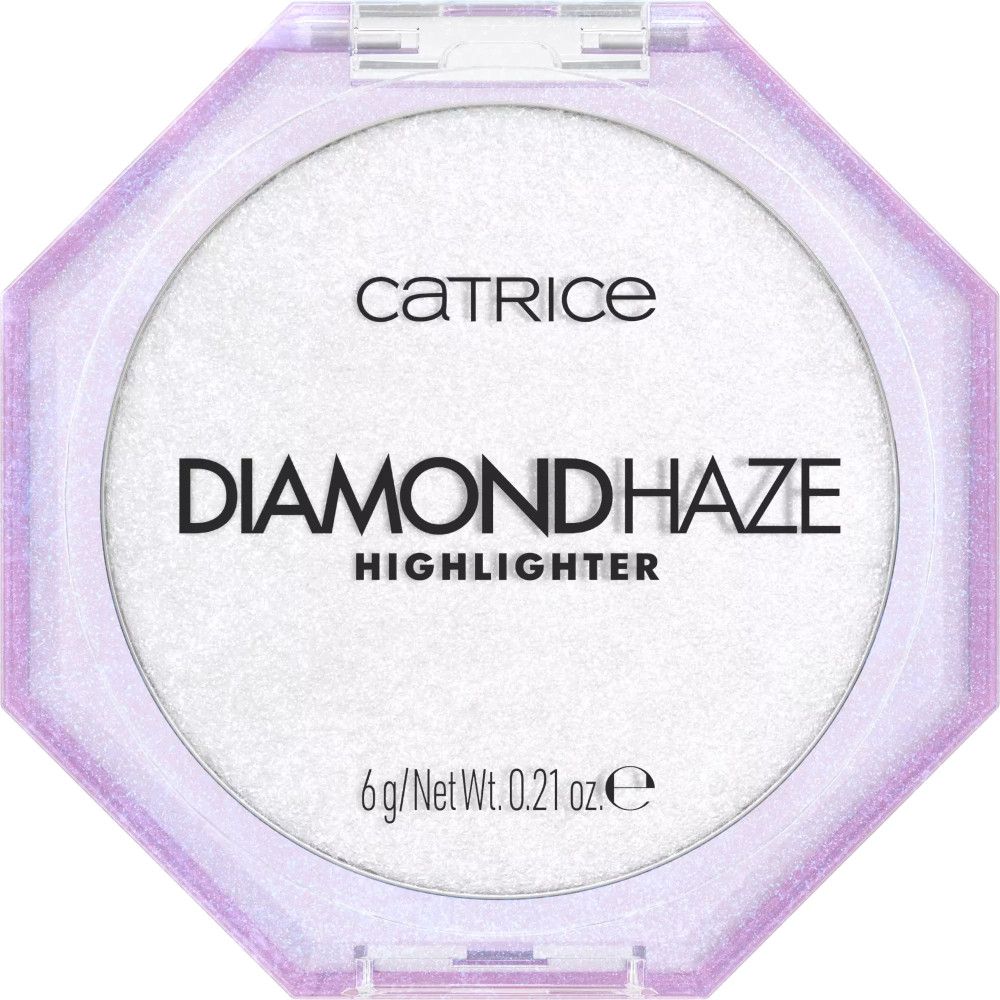 Highlighter Catrice Diamond Haze. Boîtier octogonal transparent avec poudre blanche. Inscription: Diamond Haze Highlighter.