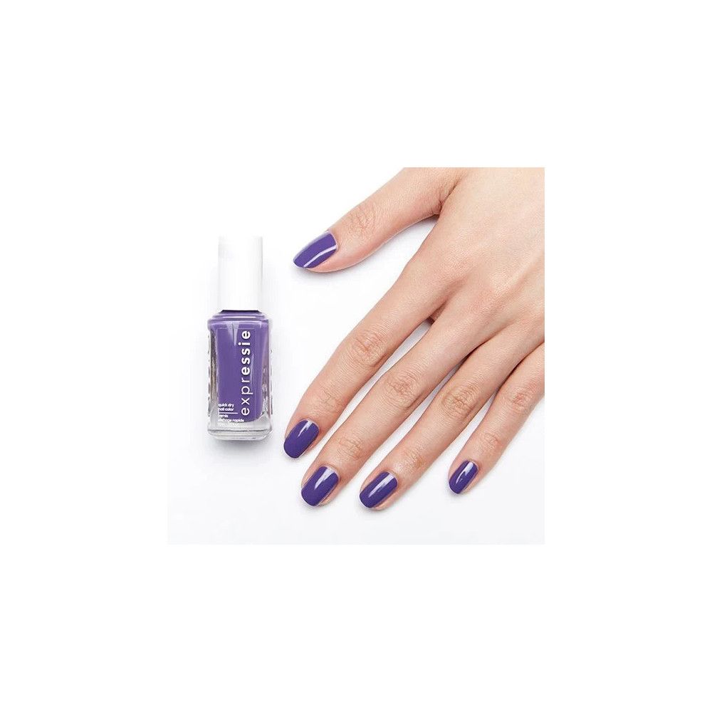 Flacon de vernis à ongles et ongles vernis violets. Flacon avec bouchon blanc, inscription 'expressie'.