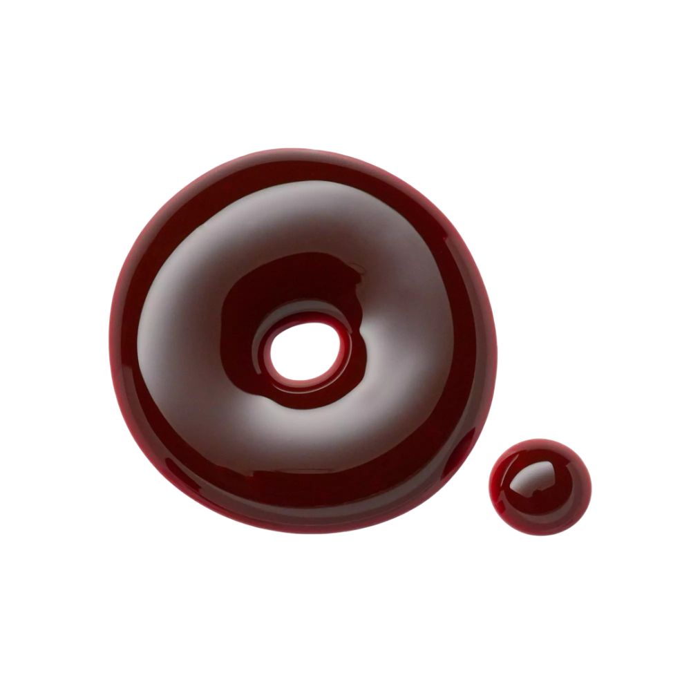 Twee rode, glanzende druppels. Een grote druppel met een gat, een kleine druppel ernaast.