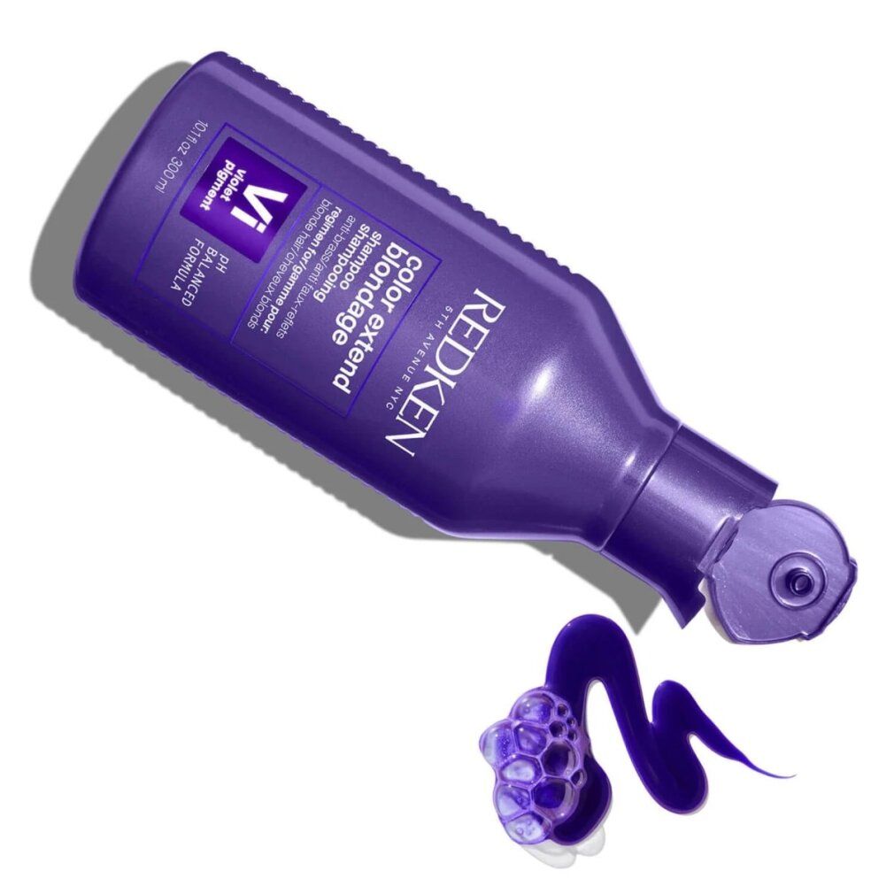 Flacon violet de shampooing Redken Color Extend Blondage. Texte : Shampooing, anti-laiton, pour cheveux blonds. pH équilibré.