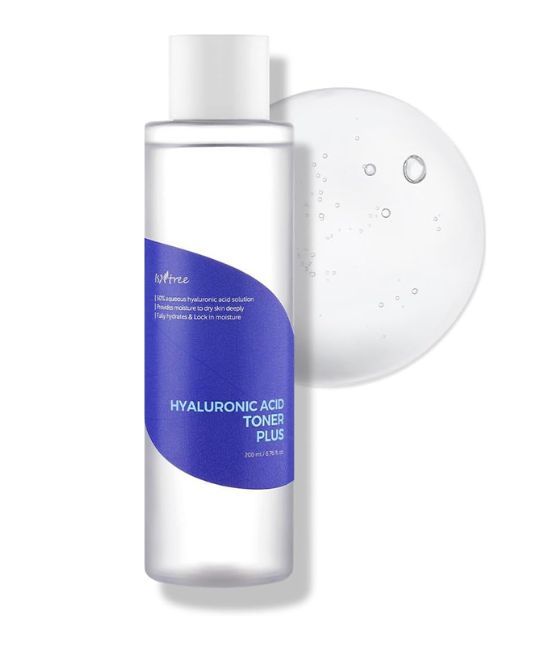 Flacon transparent avec étiquette bleue et liquide à côté. Inscription: Hyaluronic Acid Toner Plus.