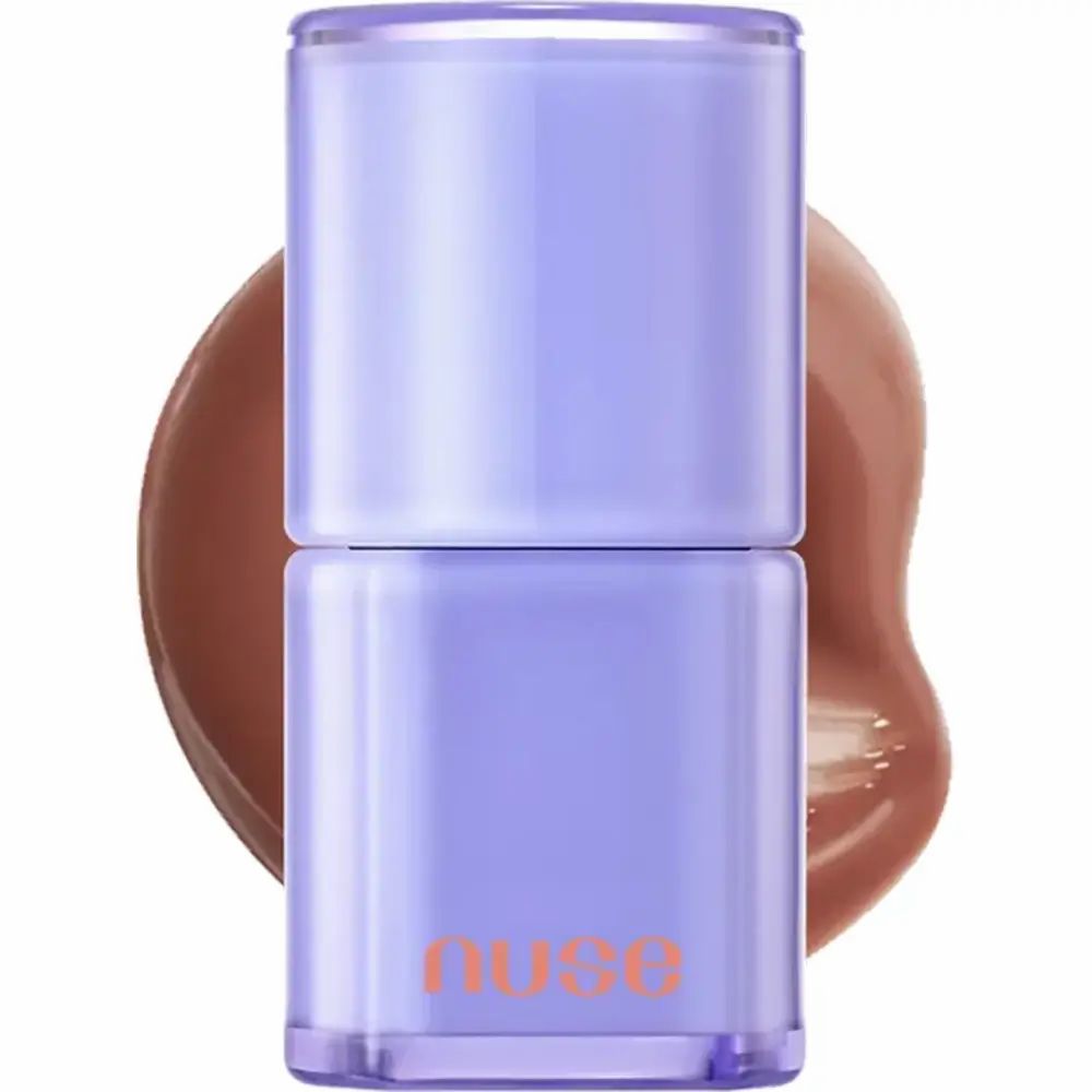 Lila lipglossfles met oranje tekst "nuse". Daarnaast een klodder bruine lipgloss.