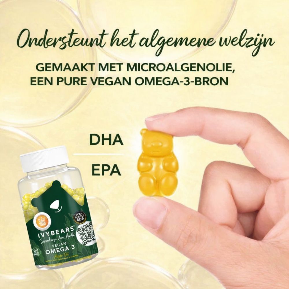 Hand houdt gele gummybeer vast. Fles IVYBEARS Vegan Omega 3 ernaast. Tekst: DHA, EPA. Tekst: Ondersteunt het algemeen welzijn.