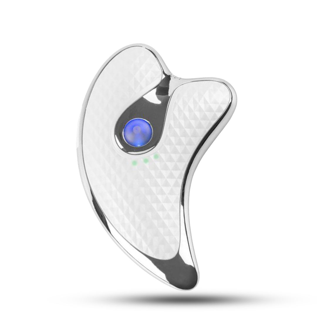 Appareil de massage Gua Sha argenté. Forme ergonomique avec bouton et indicateur LED. Motif diamant sur la surface.