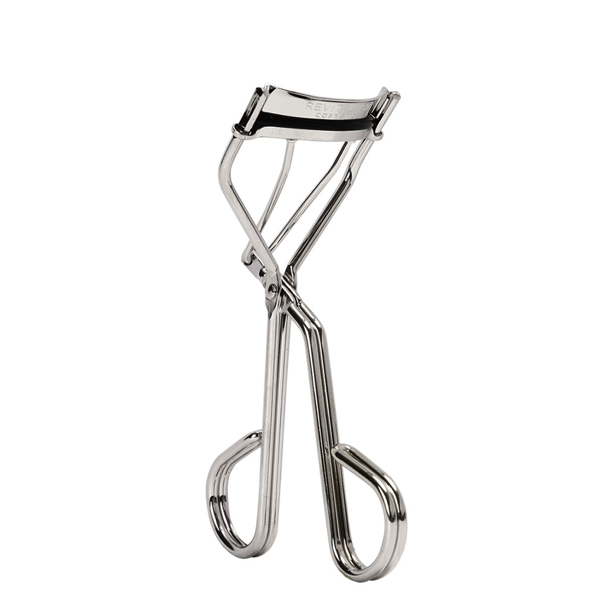 Zilverkleurige wimperkruller met handgrepen. Het woord "RevitaLash" is gegraveerd op het bovenste deel.