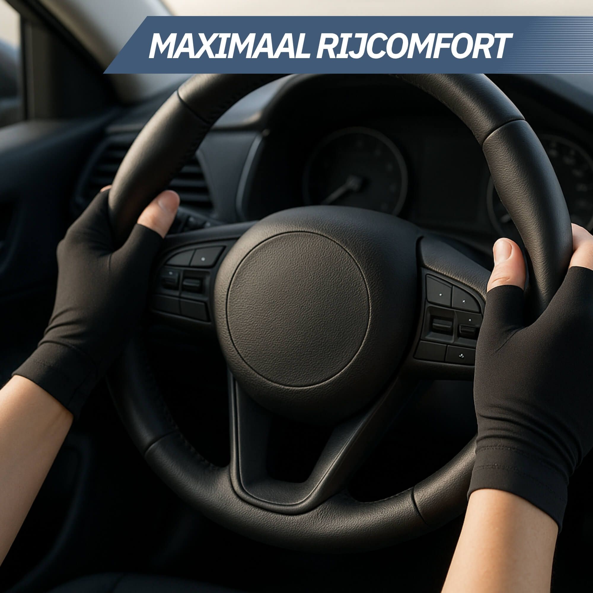 Mains sur le volant d'une voiture, portant des gants de compression noirs sans doigts. "Confort de conduite maximal" est mis en avant.