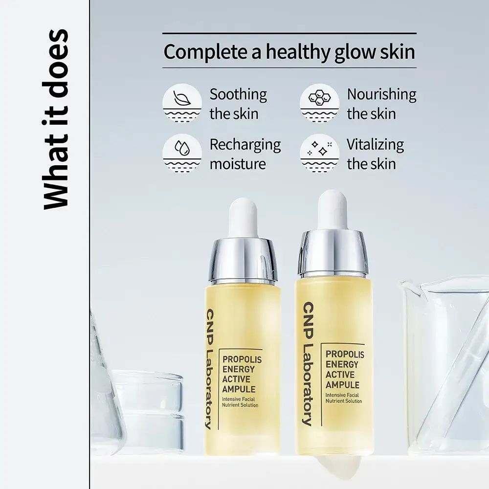 Twee flessen met geelachtige vloeistof, zilveren doppen en pipetten. Tekst: CNP Laboratory, PROPOLIS ENERGY ACTIVE AMPOULE. Achtergrond: laboratoriummateriaal.