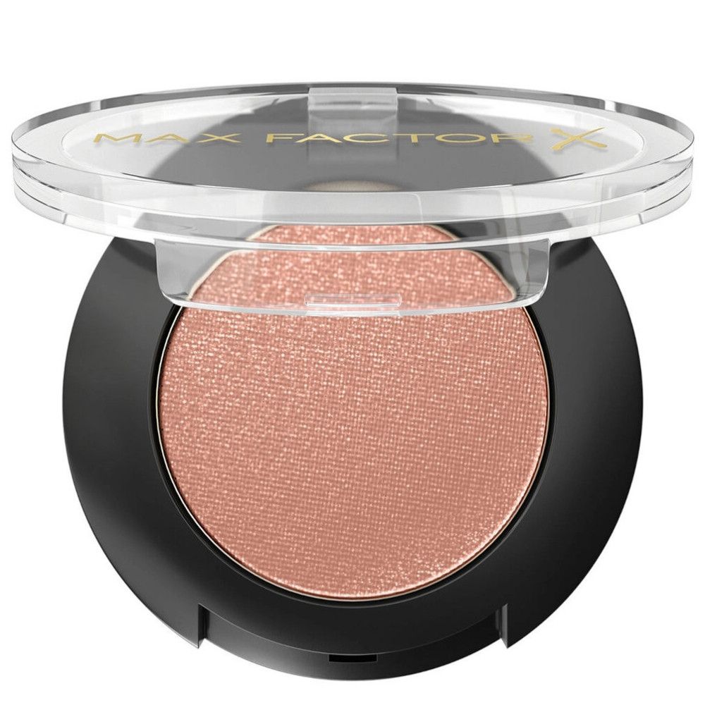 Ronde, zwarte oogschaduwverpakking met transparant deksel. De oogschaduw is roze-beige. De deksel draagt de merknaam.