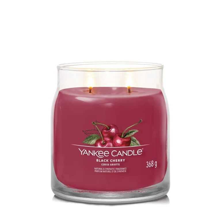 Bougie parfumée rouge en verre. Étiquette cerise, 368g. Deux mèches. Yankee Candle Black Cherry.