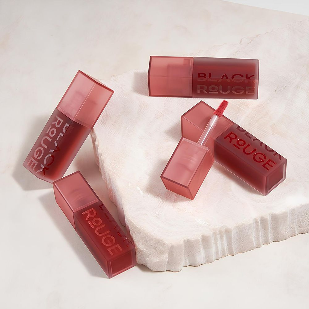 Plusieurs flacons de gloss. Inscription BLACK ROUGE.