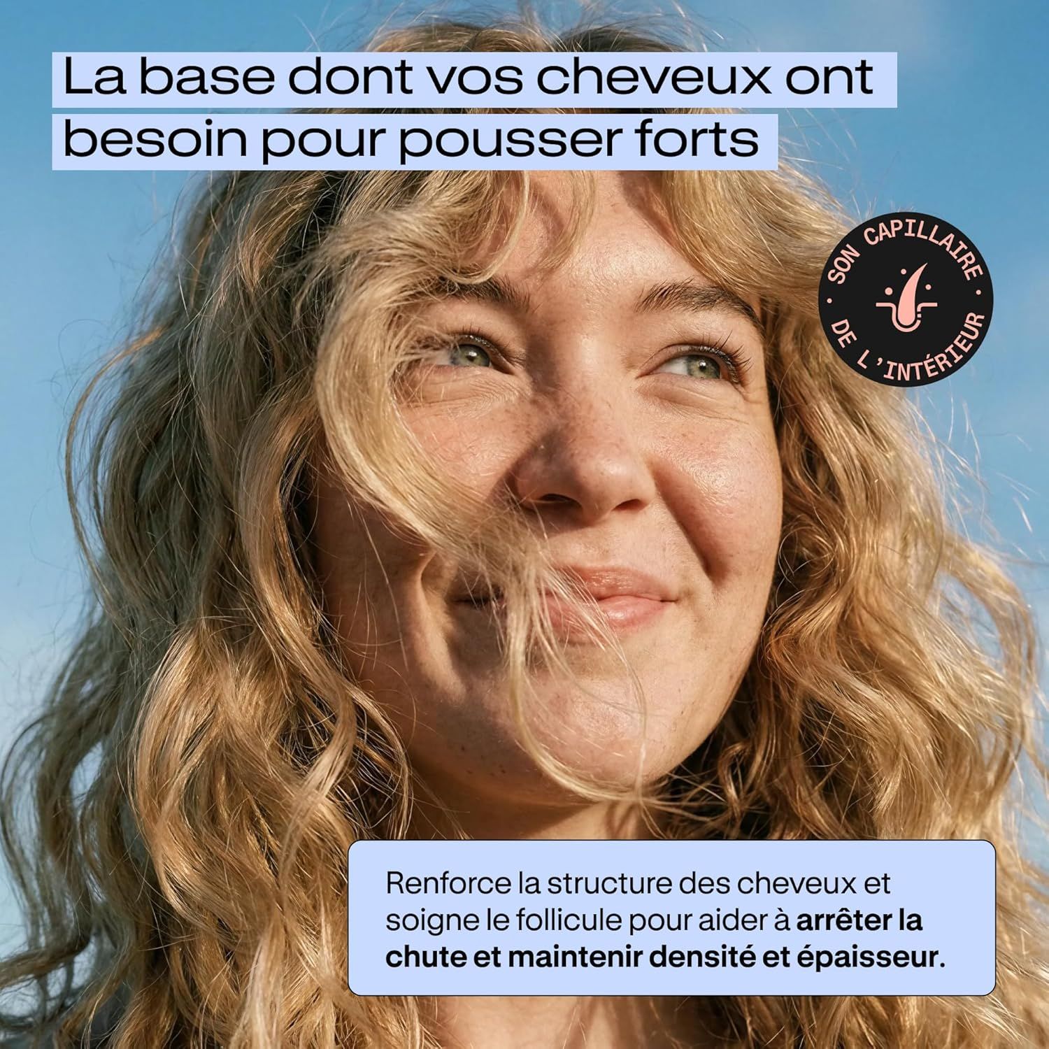 Femme souriante aux cheveux longs et ondulés. Texte sur les soins capillaires.