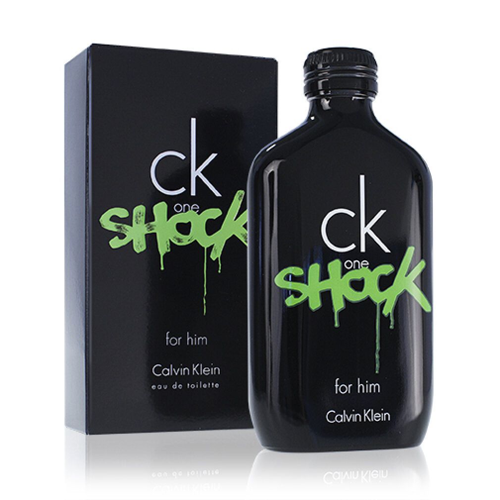 Zwarte fles en doos. Beide tonen "ck one shock" in groen. "for him" en "Calvin Klein" zijn ook zichtbaar.
