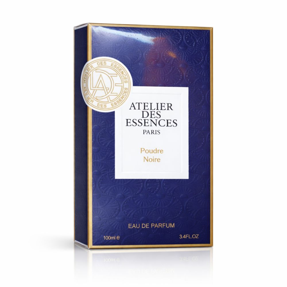 Boîte bleu foncé, détails dorés. Inscription: Atelier des Essences Paris, Poudre Noire. Sceau.
