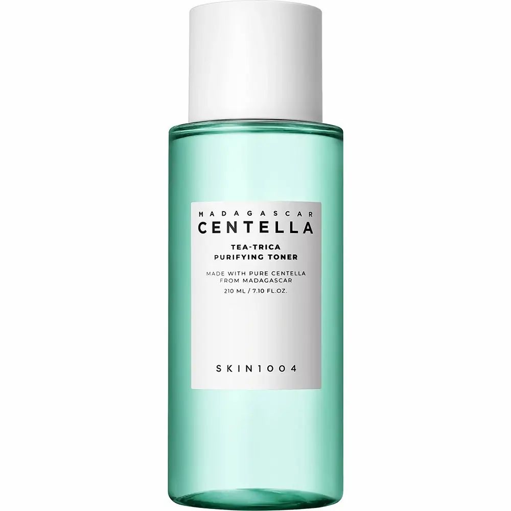 Groene fles met witte dop. Opschrift: MADAGASCAR CENTELLA TEA-TRICA PURIFYING TONER. Merk: SKIN1004.
