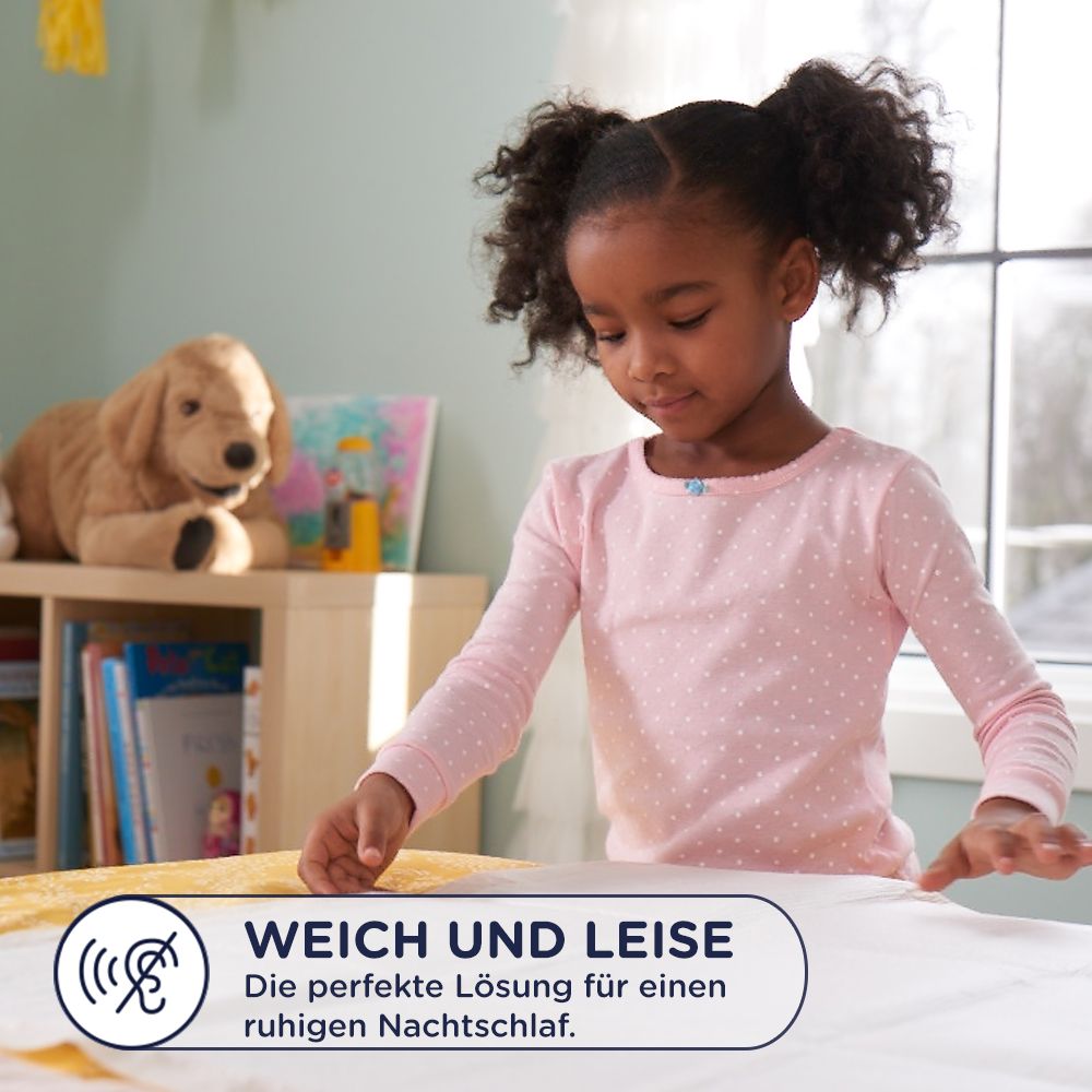 Enfant regardant un drap de lit blanc. Texte : Doux et silencieux. Solution pour une nuit paisible.