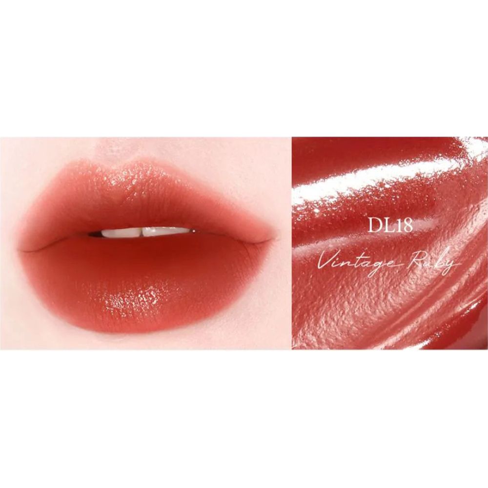 Gros plan sur des lèvres avec un gloss rouge. À côté, un détail du gloss avec l'inscription DL18 Vintage Ruby.