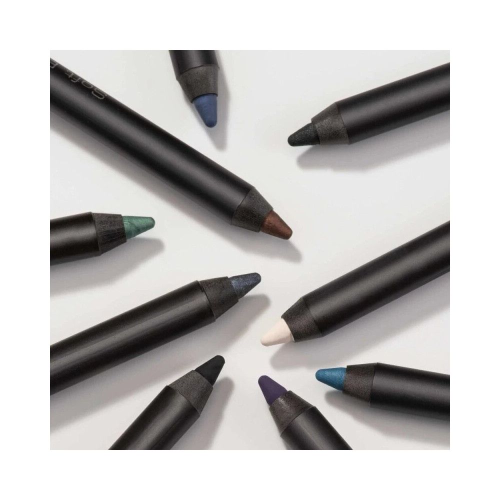 Plusieurs crayons Artdeco Soft Eye Liner Waterproof sont posés sur une surface blanche. Différentes couleurs sont visibles.