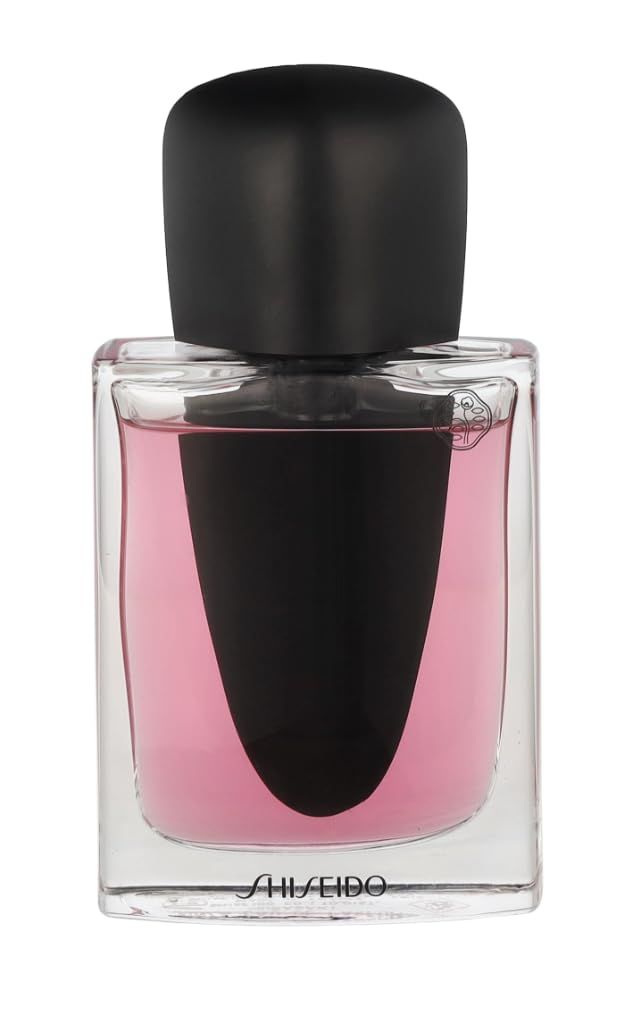 Parfumfles met zwarte dop en roze vloeistof. Vierkante vorm met transparante zijkanten. Shiseido-logo zichtbaar.