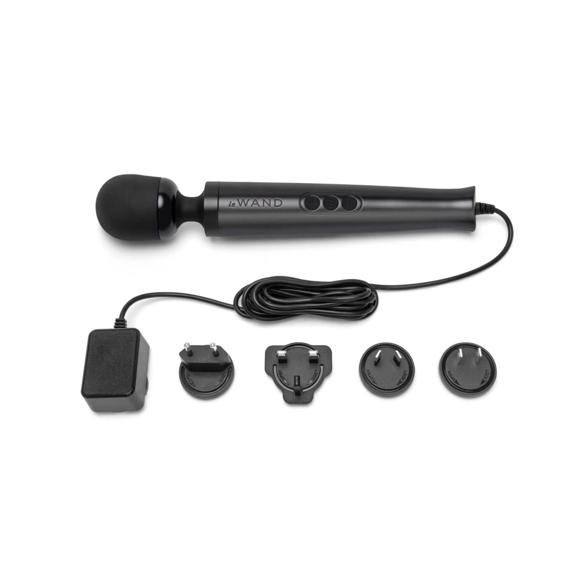 Zwarte massagestaaf "Diecast Plug-In", adapter en vier stekkeropzetstukken.