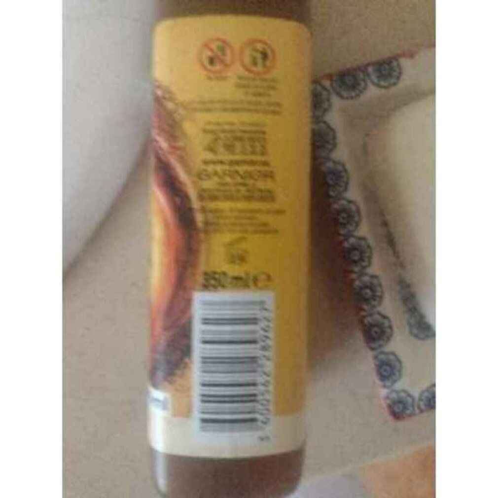 Bouteille de shampooing Garnier Fructis Hair Food, marron, avec étiquette. Indication 350ml et code-barres visibles.