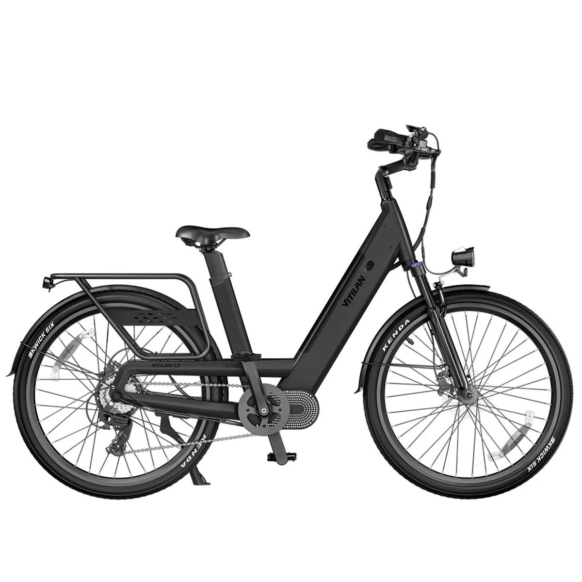 Vélo électrique noir, vue latérale. Porte-bagages, phare et pneus Kenda visibles.