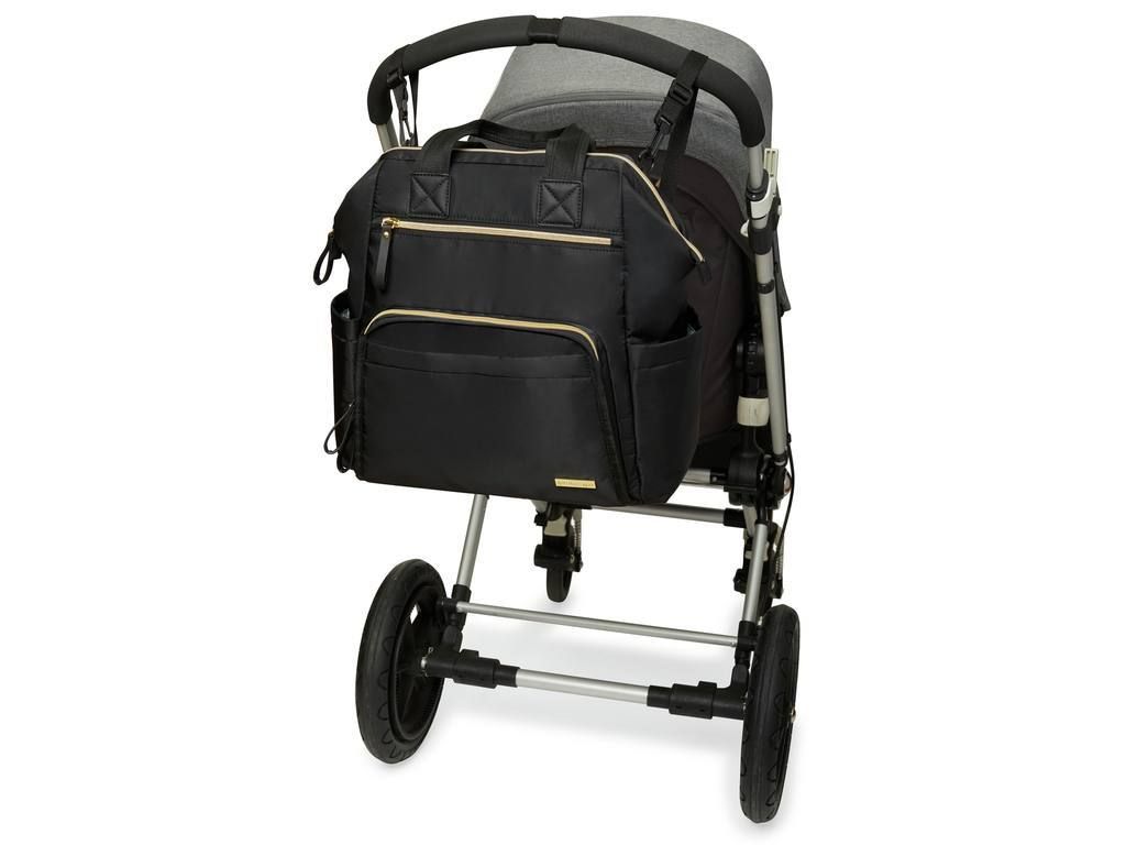 Zwarte luiertas bevestigd aan een kinderwagen. Goudkleurige ritsen en handvat.