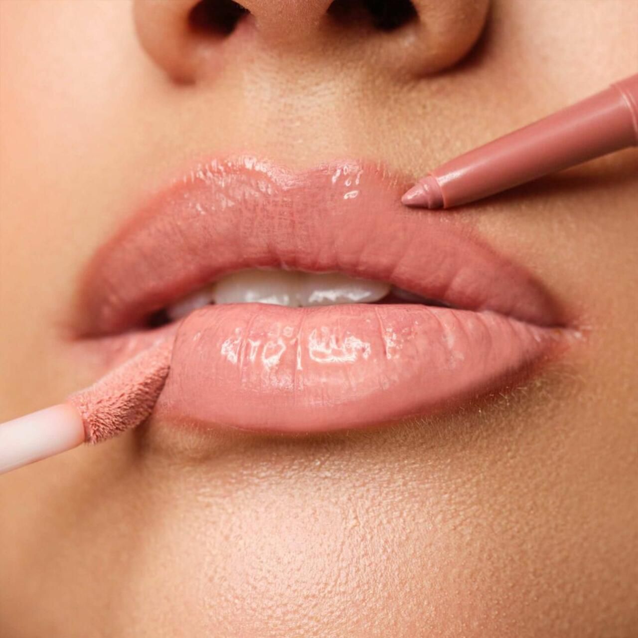 Persoon brengt lippenstift en lipgloss aan. Roze lippenstift en applicator.