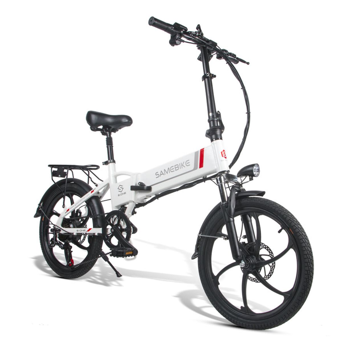 Vélo électrique blanc, pneus et selle noirs. Marque SAMEBIKE. Bande rouge sur le cadre. Porte-bagages arrière.