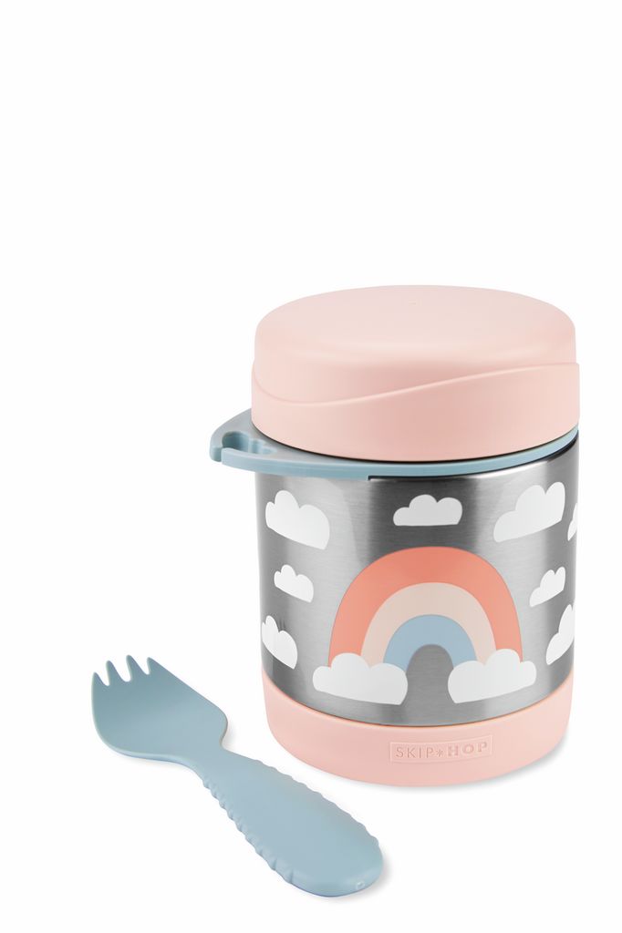 Roestvrijstalen thermosfles met regenboogontwerp. Roze deksel en bodem, zilveren container. Blauwe vork-lepel ernaast.