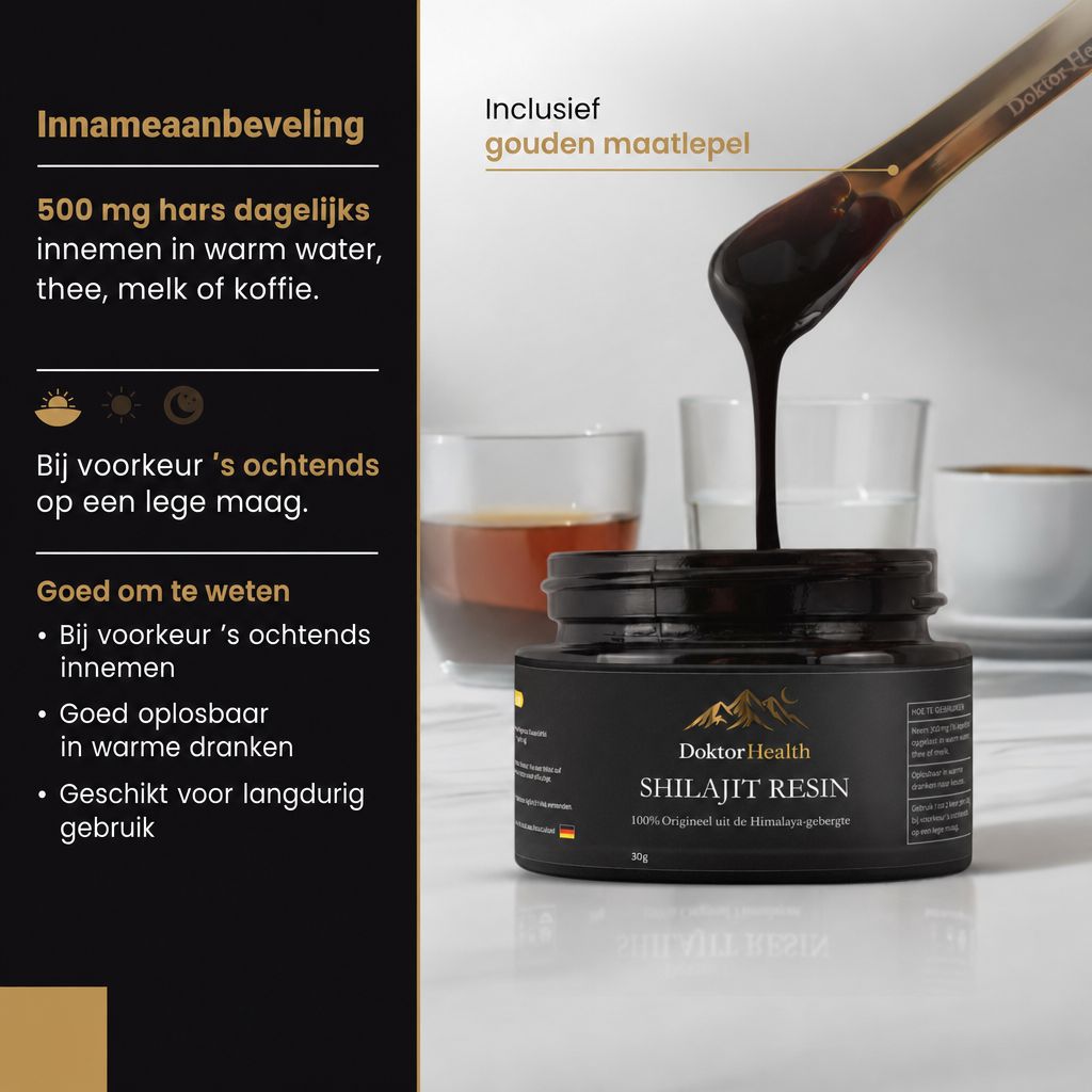 Gouden lepel met Shilajit hars die in een glas wordt gedruppeld. Naast een glas en een kopje.