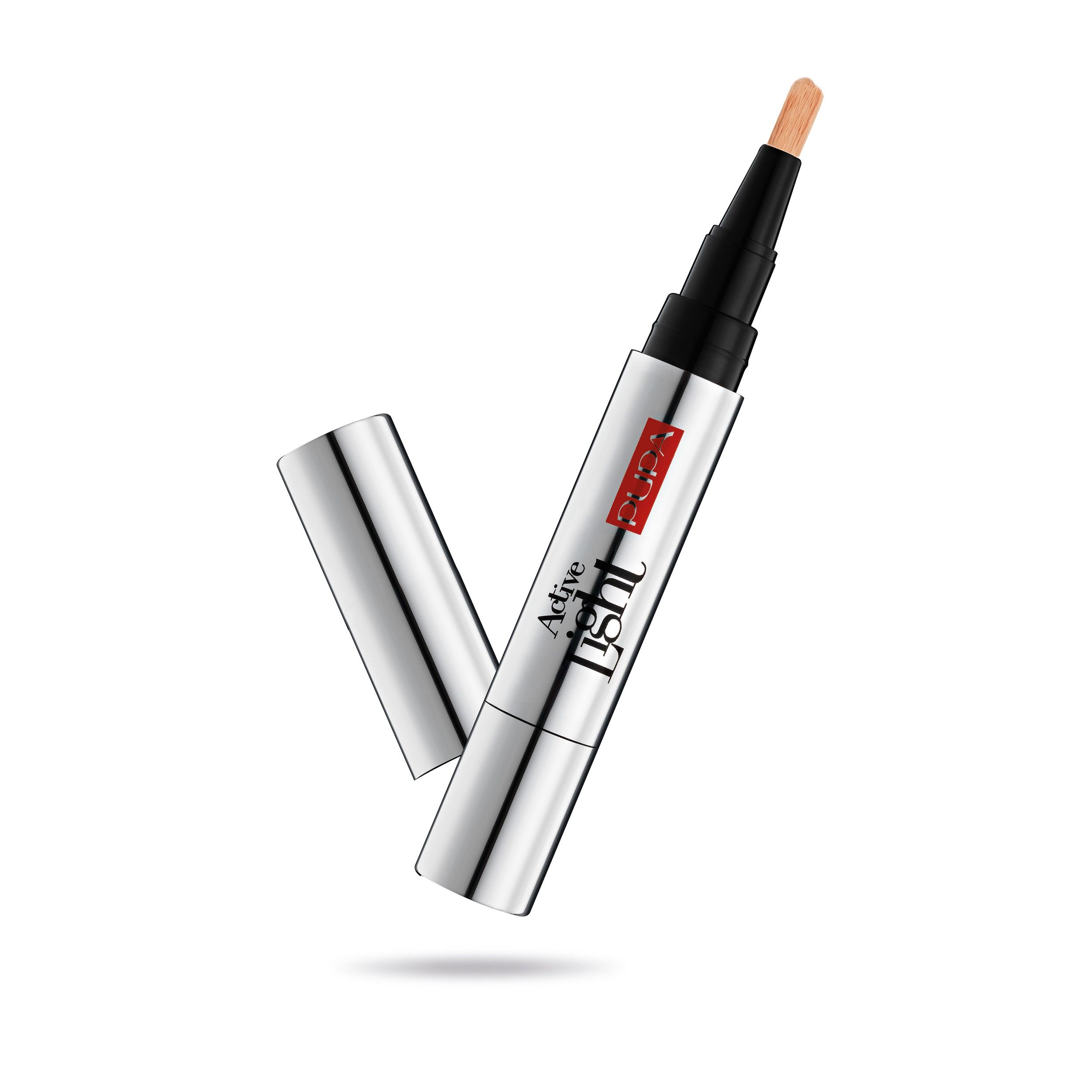 Zilveren concealerpen met zilveren dop. De pen heeft een zwarte applicator en de tekst "Active Light".